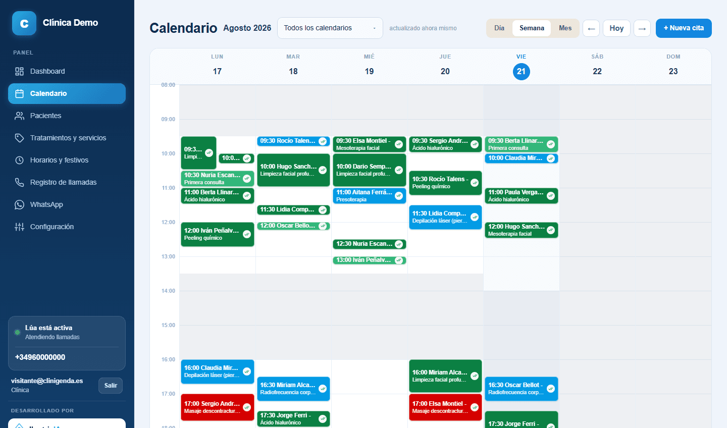 Calendario semanal de Clinigenda con citas de colores, el horario de la clínica sombreado y un festivo marcado