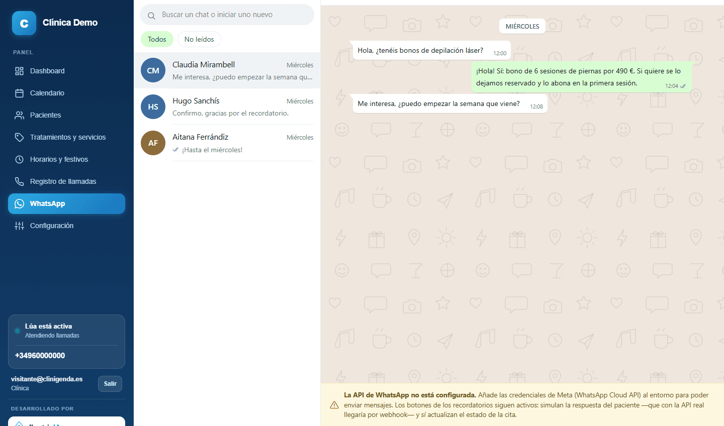 Bandeja de WhatsApp dentro del panel de Clinigenda, con una confirmación de cita y un recordatorio enviados automáticamente